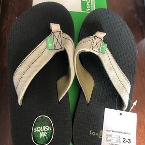 Sanuk flip flops size 2-3